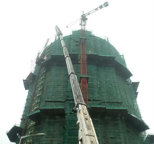 阿拉善右吊车在工地上作业